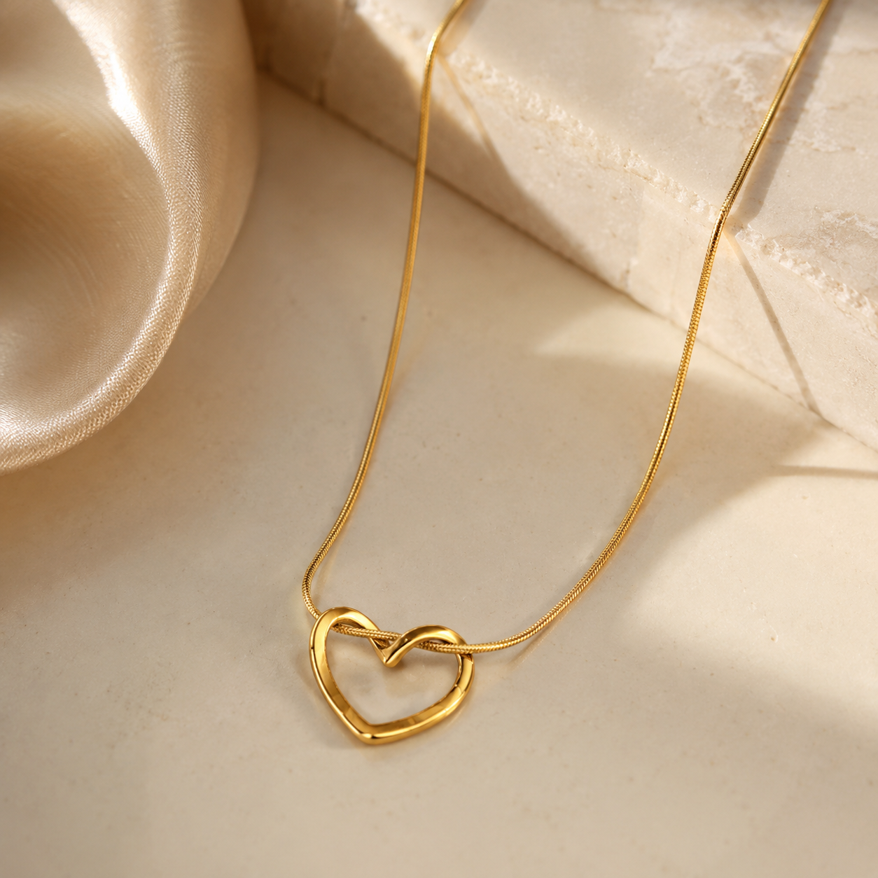 Levixa 18k Gold Heart Necklace Anti-Tarnish Waterproof Jewelry